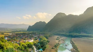 Le village de Tan Hoa, district de Minh Hoa (Quang Binh, au Centre du Vietnam) a été récompensé en 2023 par l’Organisation mondiale du tourisme (OMT) comme le meilleur village touristique au monde. Photo : VnExpress. 