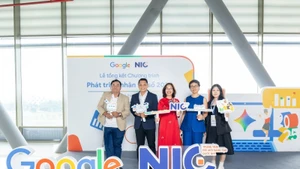 La coopération entre Google et le NIC s'attache de manière stratégique à répondre aux besoins urgents en matière de renforcement des compétences de la main-d'œuvre à l'ère numérique. Photo : baodautu. 