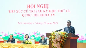 Tran Cam Tu, membre du Bureau politique, permanent du Secrétariat du Comité central du Parti (au micro), lors de la rencontre avec des électeurs de Lao Cai, le 17 décembre. Photo : Duy Linh/NDEL