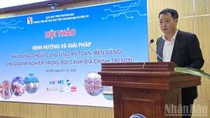 Bui Quang Hung, vice-directeur de l’Agence de promotion du commerce (relevant du ministère de l’Industrie et du Commerce), prend la parole lors du séminaire. Photo : NDEL