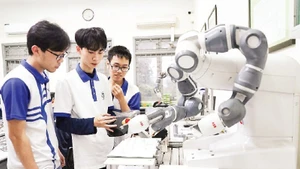 Étudiants au laboratoire de robotique de l'Université des technologies (relevant de l'Université nationale du Vietnam à Hanoï). Photo : NDEL 