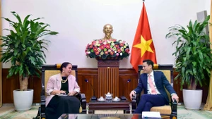 Le vice-ministre vietnamien des Affaires étrangères, Dang Hoang Giang (à droite), et Tredene Dobson, conseillère principale du Groupe des affaires multilatérales et juridiques du ministère néo-zélandais des Affaires étrangères et du Commerce. Photo : baoquocte.vn
