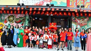 Le programme voit la participation de nombreux élèves et enseignants de l’école de langue vietnamienne Cây Tre, ainsi que des invités étrangers. Photo : NDEL.