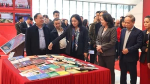 La vice-présidente du Vietnam Vo Thi Anh Xuan inspecte les préparatifs du XIᵉ Congrès national d’émulation patriotique, le 25 décembre au Centre national des conférences (à Hanoï). Photo : VNA. 