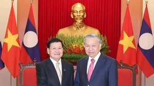 Le secrétaire général du PCV, To Lam (droite), et le secrétaire général du PPRL et président du Laos, Thongloun Sisoulith, le 25 octobre à Hanoï. Photo: VNA. 