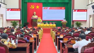 Lors du séminaire scientifique sur le thème « Développer un contingent de cadres féminins dans le delta du Mékong à la nouvelle ère », le 11 octobre 2025 à Vinh Long. Photo : NDEL.