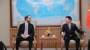 Le vice-Premier ministre Hô Duc Phoc (à droite) et Marco Dal Lago, vice-président chargé du développement et des partenariats mondiaux du groupe Tether. Photo: baochinhphu.vn 
