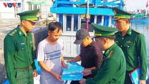  Les gardes-frontières de Ly Son sensibilisent le propriétaire d’un bateau de pêche aux règles de lutte contre la pêche illégale, non déclarée et non réglementée. Photo : VOV. 