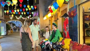 Des touristes étrangers à Hôi An, au Centre du Vietnam. Photo : VOV. 