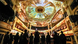 Le spectacle de mapping lumineux métamorphose l’espace de l’Opéra de Hanoï. Photo : VNA.