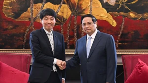 Le Premier ministre Pham Minh Chinh (à droite) et le gouverneur de la préfecture de Gunma, Yamamoto Ichita, le 25 novembre à Quang Ninh. Photo : Tran Hai/NDEL