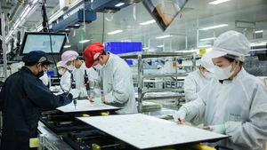 Le secteur de la transformation et de la fabrication continue de dominer l’attraction des IDE. Photo : VNA.
