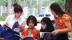 Jeunes femmes de la province de Son La (Nord) en session de sensibilisation à la lutte contre le VIH/sida. Photo : VNA. 