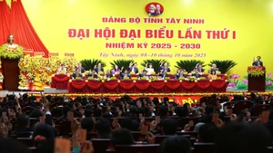 Adoption à l’unanimité du programme du Ier Congrès du Comité du Parti provincial de Tây Ninh. Photo : VNA