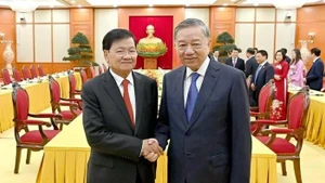 Le SG du PCV To Lam (à droite) reçoit le SG du Parti révolutionnaire populaire laotien et président du Laos, Thongloun Sisoulith, en visite au Vietnam pour assister aux commémorations du 80e anniversaire de la Révolution d'Août et de la Fête nationale du Vietnam, le 2 septembre. Photo : NDEL