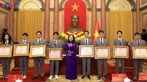 La vice-présidente de la République Vo Thi Anh Xuan remet les Ordres du Travail de 2e et 3e classe aux élèves primés lors d'Olympiades internationales de 2025. Photo : VOV. 