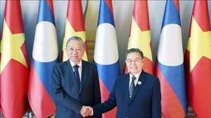Le secrétaire général du PCV, Tô Lâm (à gauche), et le président de l’Assemblée nationale laotienne, Saysomphone Phomvihane. Photo: VNA 