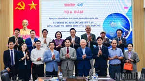 Les délégués lors de la table ronde. Photo : Bao Long/NDEL