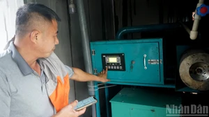 M. Tran Xuan Phong utilise un générateur alimenté au biogaz. Photo : Trung Hung/NDEL.