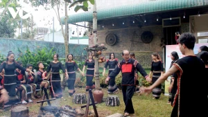 Le cours de formation à la danse folklorique attire la participation de nombreux jeunes issus d’ethnies minoritaires de la province de Dak Lak. Photo : VOV