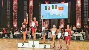 Nguyen Trong Nha Uyen (troisième à partir de la gauche) sur le podium du Championnat du monde WDSF 2025. Photo avec l'aimable autorisation de Hoang Thu Trang. 