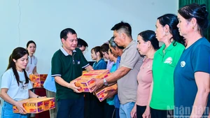Remise des cadeaux à des familles gravement touchées par des catastrophes naturelles à Thai Nguyen. Photo : Bao Long/NDEL