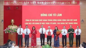 Le secrétaire général du Parti To Lam remet au Comité du Parti du FPV et aux organisations de masse centrales la décision n°304-QD/TW du Politburo, à Hanoi, le 23 juin. Photo : VNA. 