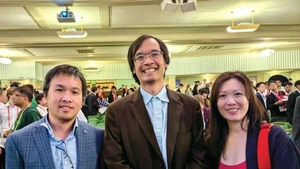 Le Dr. Luong Minh Thang, entouré du mathématicien australien Terence Tao (centre) et de son épouse, Wendy Uyên Nguyên (droite). Photo : CVN.