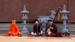 L'artiste émérite Phuong Hong (au centre), lors d'une représentation du « ca trù » à la maison communale de Dac So, à Hanoï. 