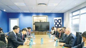 Séance de travail entre le vice-président de l’Assemblée nationale du Vietnam, Vu Hong Thanh, et la Chambre de commerce et d’industrie sud-africaine (SACCI). Photo : VNA.