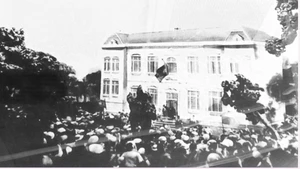 Lors du soulèvement pour prendre le pouvoir dans le chef-lieu de Vinh, en août 1945. Photo : baonghean.vn