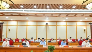 Le président vietnamien Luong Cuong (au centre, 1er rang), lors de la séance de travail avec le Permanence du Comité du Parti de la province de Cao Bang, le 28 août à Hanoï. Photo : NDEL