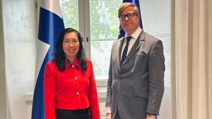 La vice-ministre vietnamienne des Affaires étrangères, Le Thi Thu Hang et le secrétaire d’État permanent du ministère finlandais des Affaires étrangères, Jukka Salovaara. Photo : baoquocte.vn 