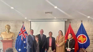 L'ambassadeur du Vietnam en Australie, Pham Hung Tam, et Logan K. Howlett, maire de la ville de Cockburn. Photo: VNA 