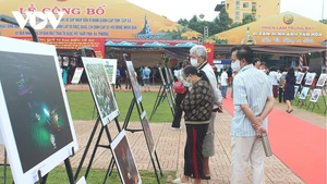 Lors de l'exposition sur le thème « Dak Lak – Phu Yen : convergence et développement ». Photo : VOV.