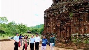 L’ambassadrice adjointe de l’Inde au Vietnam, T. Ajungla Jamir, visite le sanctuaire de My Son, dans la commune de Thu Bon, ville de Da Nang (au centre). Photo : baovanhoa