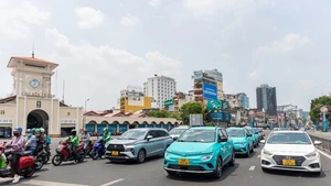 Des taxis devant le marché Bên Thành, à Hô Chi Minh-Ville. Photo: vnexpress
