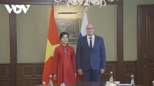 Ngo Phuong Ly, épouse du secrétaire général du Parti communiste du Vietnam To Lam (à gauche), et le vice-Premier ministre russe, Dmitry Nikolaïevitch Chernyshenko, le 24 juillet à Moscou. Photo : VOV.