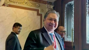 Le ministre coordinateur des affaires économiques, Airlangga Hartarto, répond aux questions des journalistes en marge de ses fonctions officielles aux côtés du président Prabowo Subianto à Saint-Pétersbourg, en Russie, le 20 juin. Photo : ANTARA. 