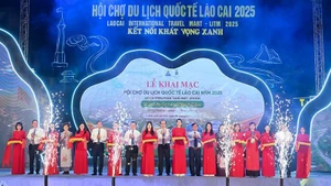Lors de la cérémonie d'ouverture de la Foire internationale du tourisme de Lao Cai 2025, le 5 juin. Photo : NDEL.