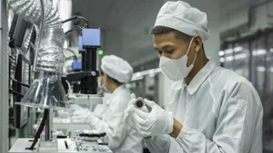  Des travailleurs vietnamiens dans une usine de production d'Apple au Vietnam. Photo : Apple