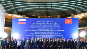 Le président de l’AN du Vietnam, Tran Thanh Man, le président de la Douma d’État de Russie, Viatcheslav Volodine, et des délégués lors de la 4ᵉ réunion du Comité de coopération interparlementaire entre l’AN vietnamienne et la Douma d’État russe. Photo : Duy Linh/NDEL.