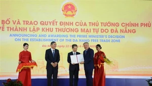 Lors de la cérémonie de publication de la décision du PM sur la création de la Zone de libre commerce de Da Nang. Photo : VNA. 