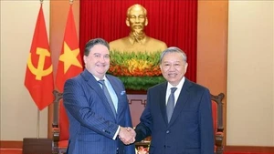 Le secrétaire général du Parti communiste vietnamien, To Lam (à droite) et l’ambassadeur américain Marc Knapper. Photo : VNA. 