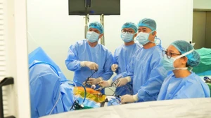 Lors d'une transplantation hépatique avec l'aide de la chirurgie laparoscopique. Photo : Hôpital central militaire 108.