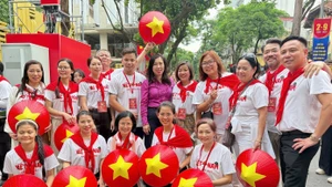 Des Vietnamiens résidant à l'étranger participent au grand défilé du 2 septembre. Photo : VNA.