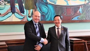 Le vice-président de l'Assemblée nationale Nguyên Khac Dinh et le président du Parlement danois Soren Gade. Photo : VNA.