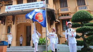Cérémonie de lever du drapeau à l’occasion du 58ᵉ anniversaire de la fondation de l’ASEAN, le 8 août à Hanoï. Photo : VNA.