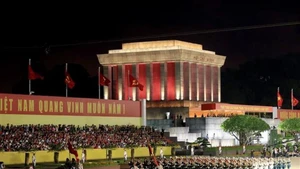 Le bloc d'honneur des trois armées (Marine, Armée de terre et Force aérienne) défile sur la place Ba Dinh à Hanoï. Photo : VNA.