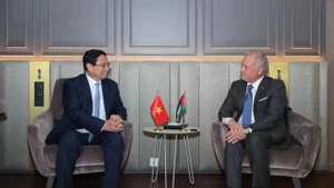 Le Premier ministre Pham Minh Chinh (gauche) et le roi de Jordanie, Abdallah II bin Al Hussein. Photo : VNA.